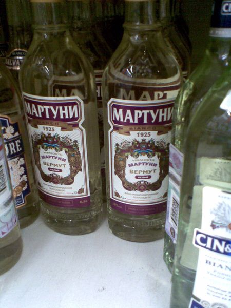 Нудистка мастурбирует на пляже стеклянной бутылкой из-под пива фото