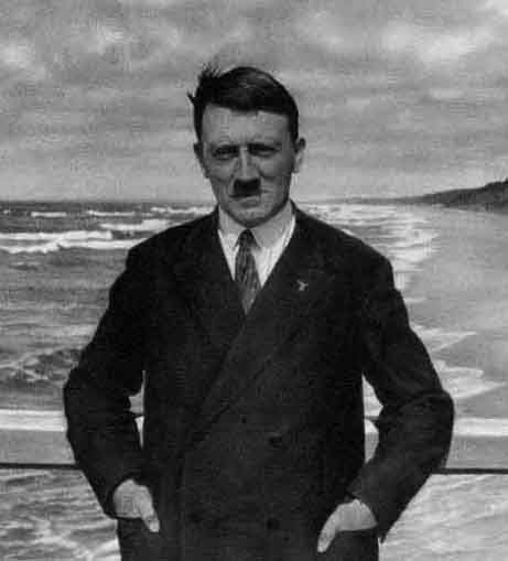 Гитлер до бритья усов