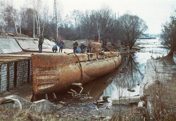 Скромняжка на берегу реки.