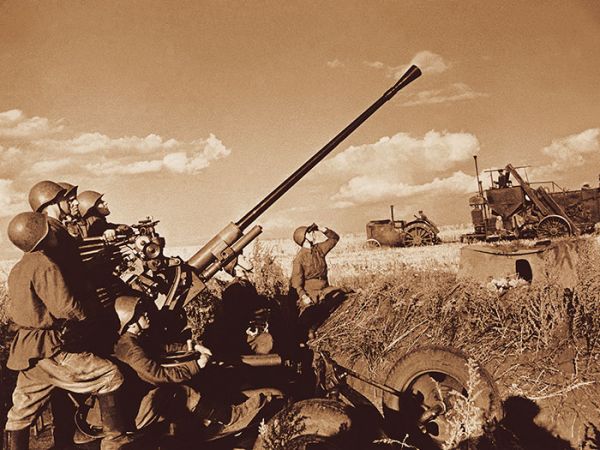 Русские солдаты (как обычно марширующие на запад)